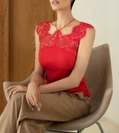 Top En Fil D'Ecosse Et Dentelle Rouge