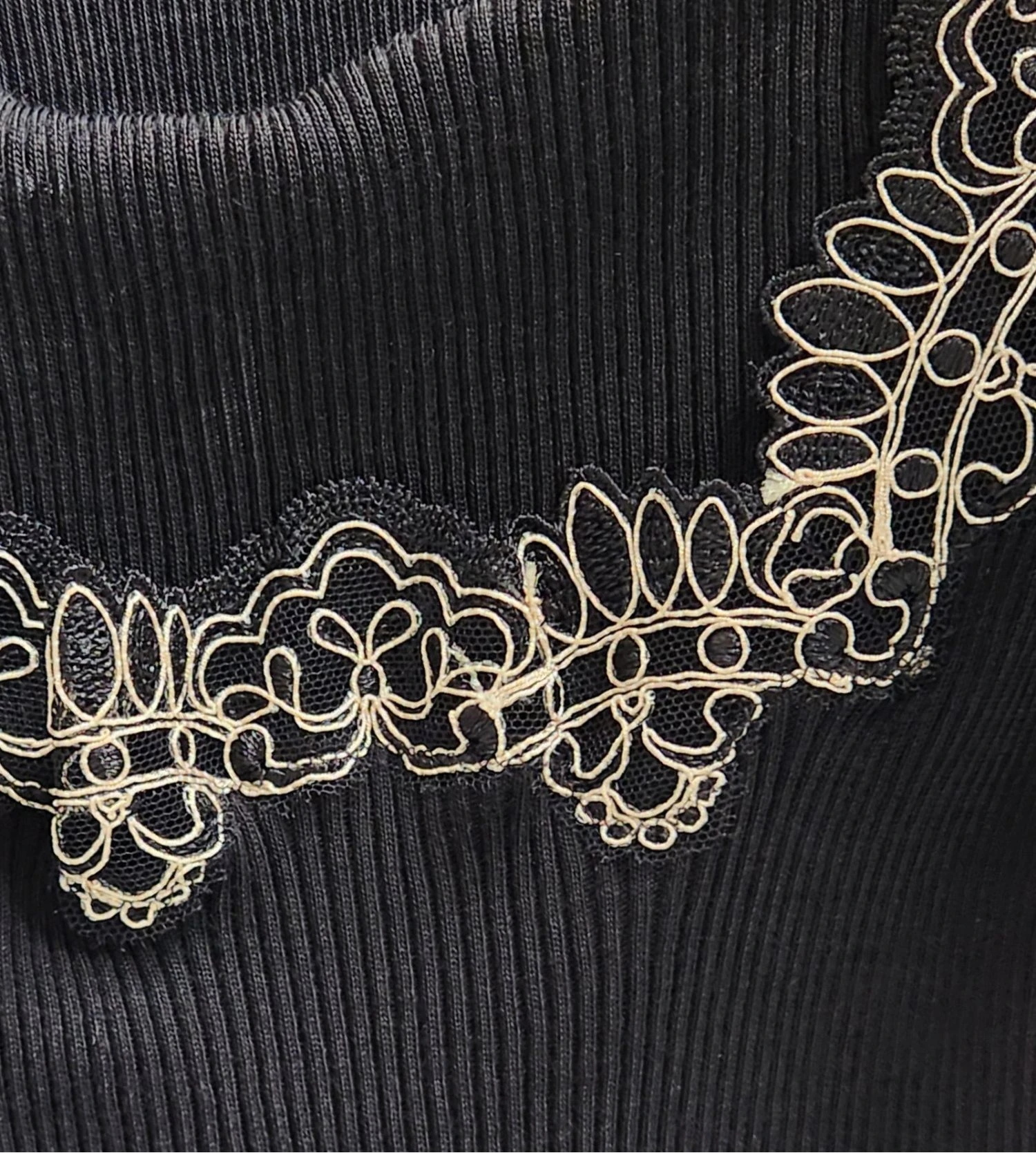 Fraly Top Noir en Laine et Soie à Col Brodé – Débardeur Luxe en Maille Côtelée 4 Fraly Top Noir en Laine et Soie à Col Brodé – Débardeur Luxe en Maille Côtelée – Image 2