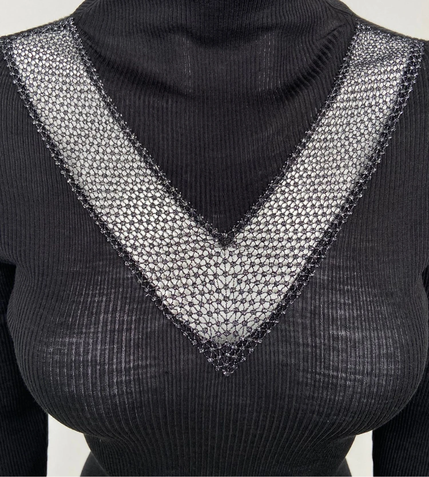 Fraly Pull en Laine & Soie Noir - Col Montant avec Bande V Strass et Lurex 4 Fraly Pull en Laine & Soie Noir - Col Montant avec Bande V Strass et Lurex – Image 2