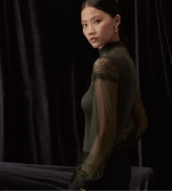 Oscalito Bosco Dark Green Tulle Sleeve Top – Wool & Silk Mock Neck Ribbed Knit -Lingerie Sipp top ml col chemine manches tulle 932 bosco gris 2