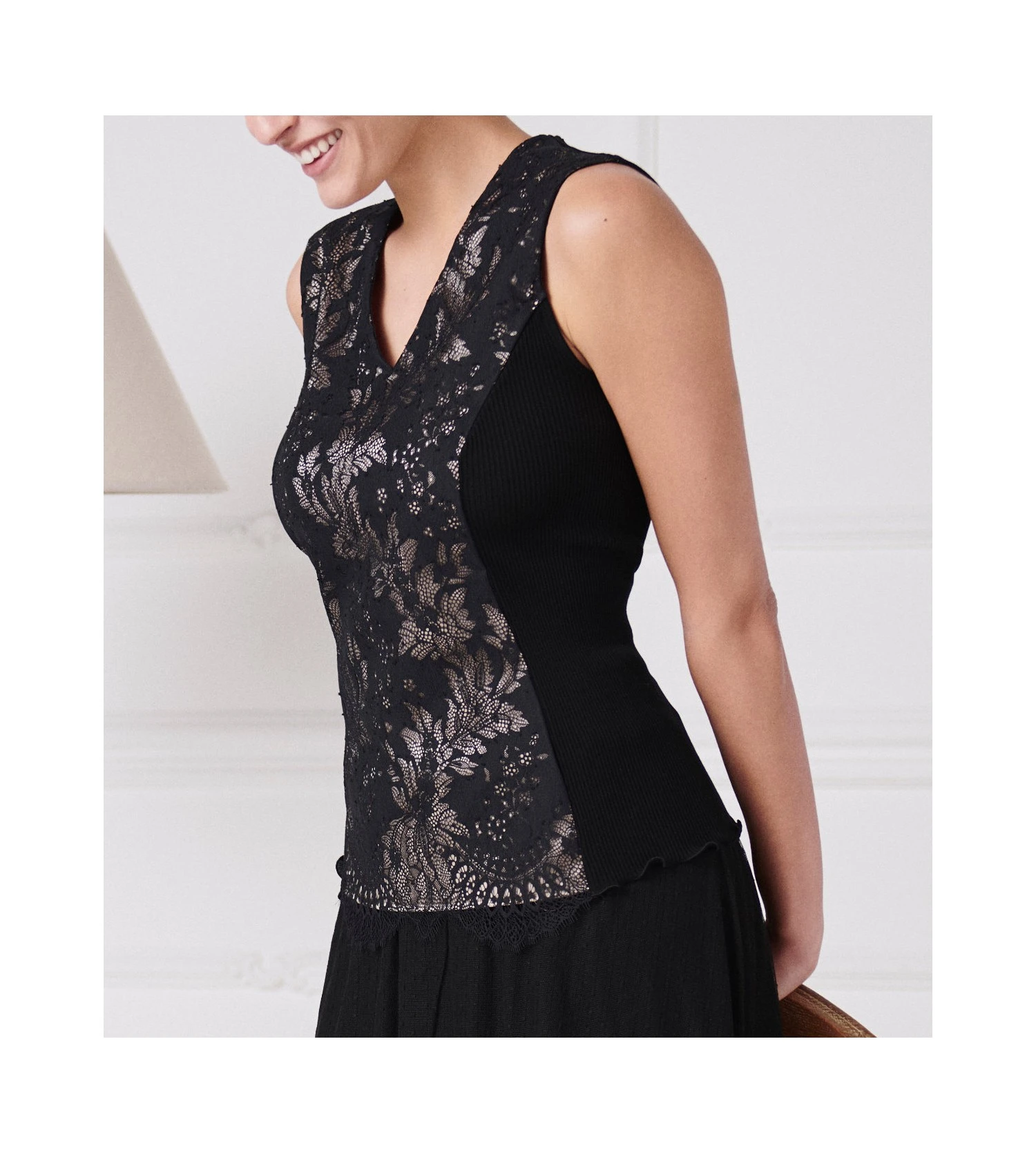 Oscalito Noir en Laine et Soie – Top Col V avec Dentelle Laize Sans Manches 5 Oscalito Noir en Laine et Soie – Top Col V avec Dentelle Laize Sans Manches – Image 3