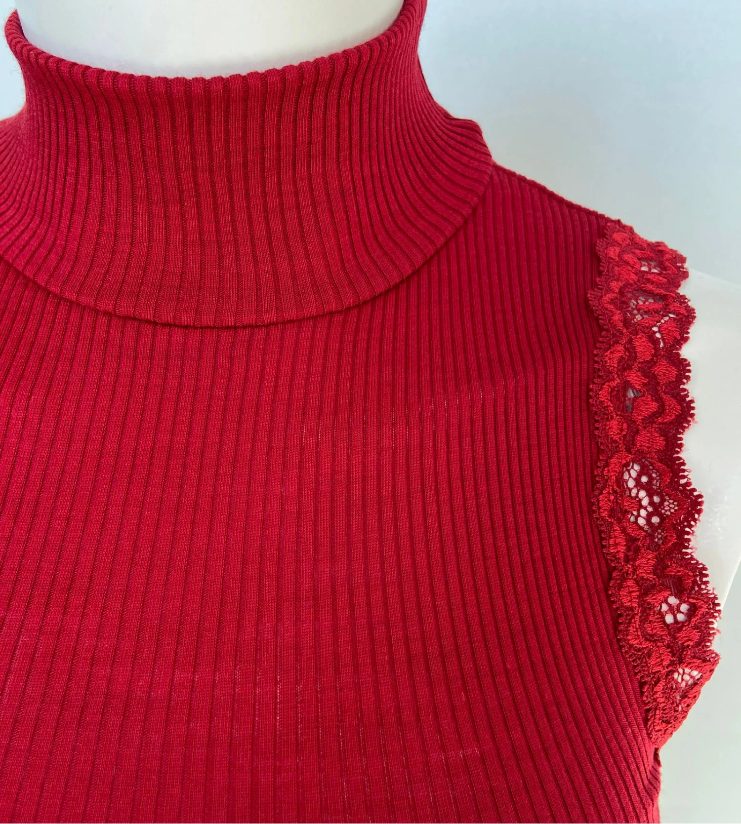 Top Sans Manches Fraly Laine & Soie Rouge - Caraco avec Dentelle Raffinée 4 Top Sans Manches Fraly Laine & Soie Rouge - Caraco avec Dentelle Raffinée – Image 2