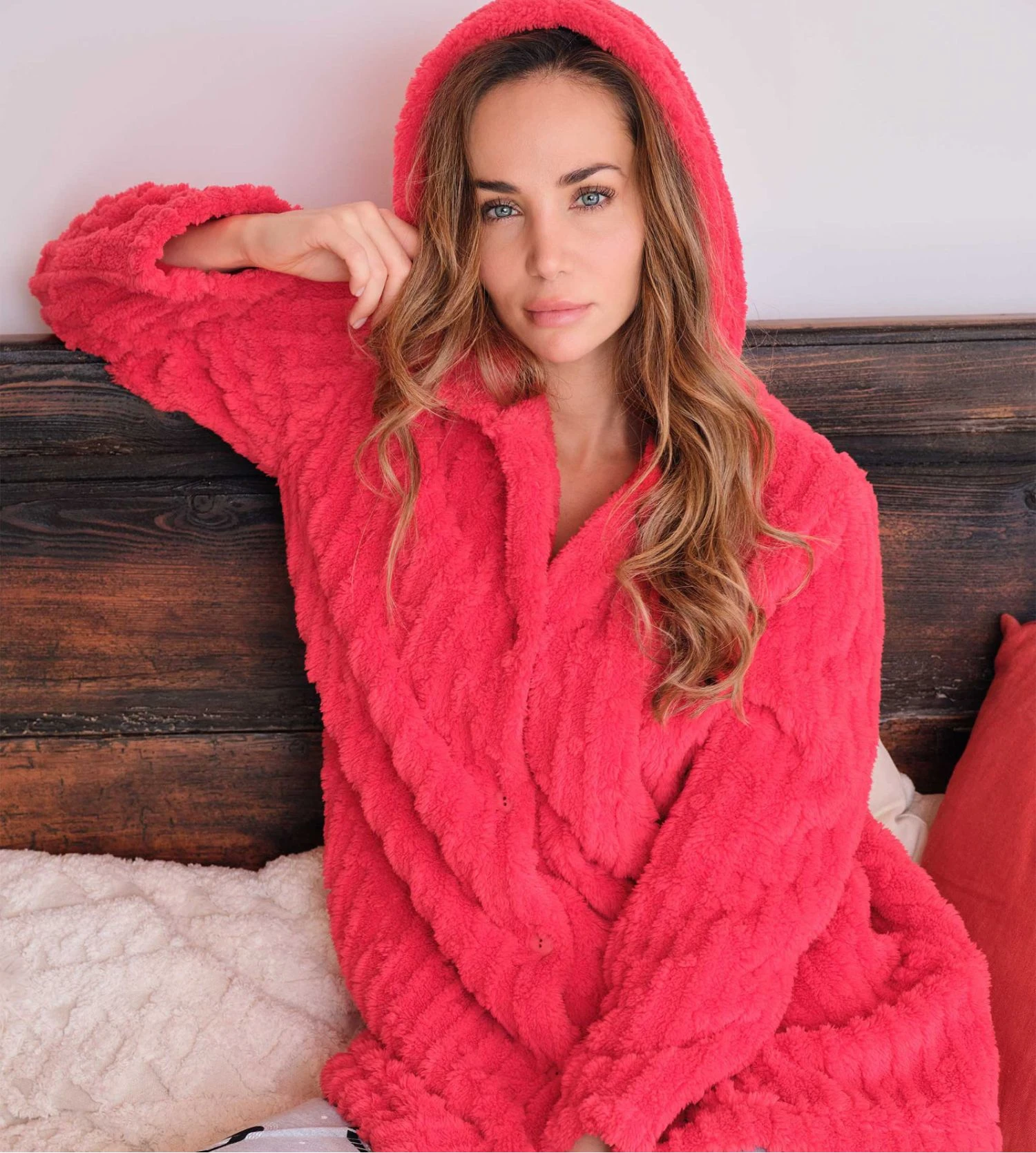 Massana Veste Pilou à Capuche Rouge – Robe de Chambre Courte Polaire Boutonnée 3 Massana Veste Pilou à Capuche Rouge – Robe de Chambre Courte Polaire Boutonnée
