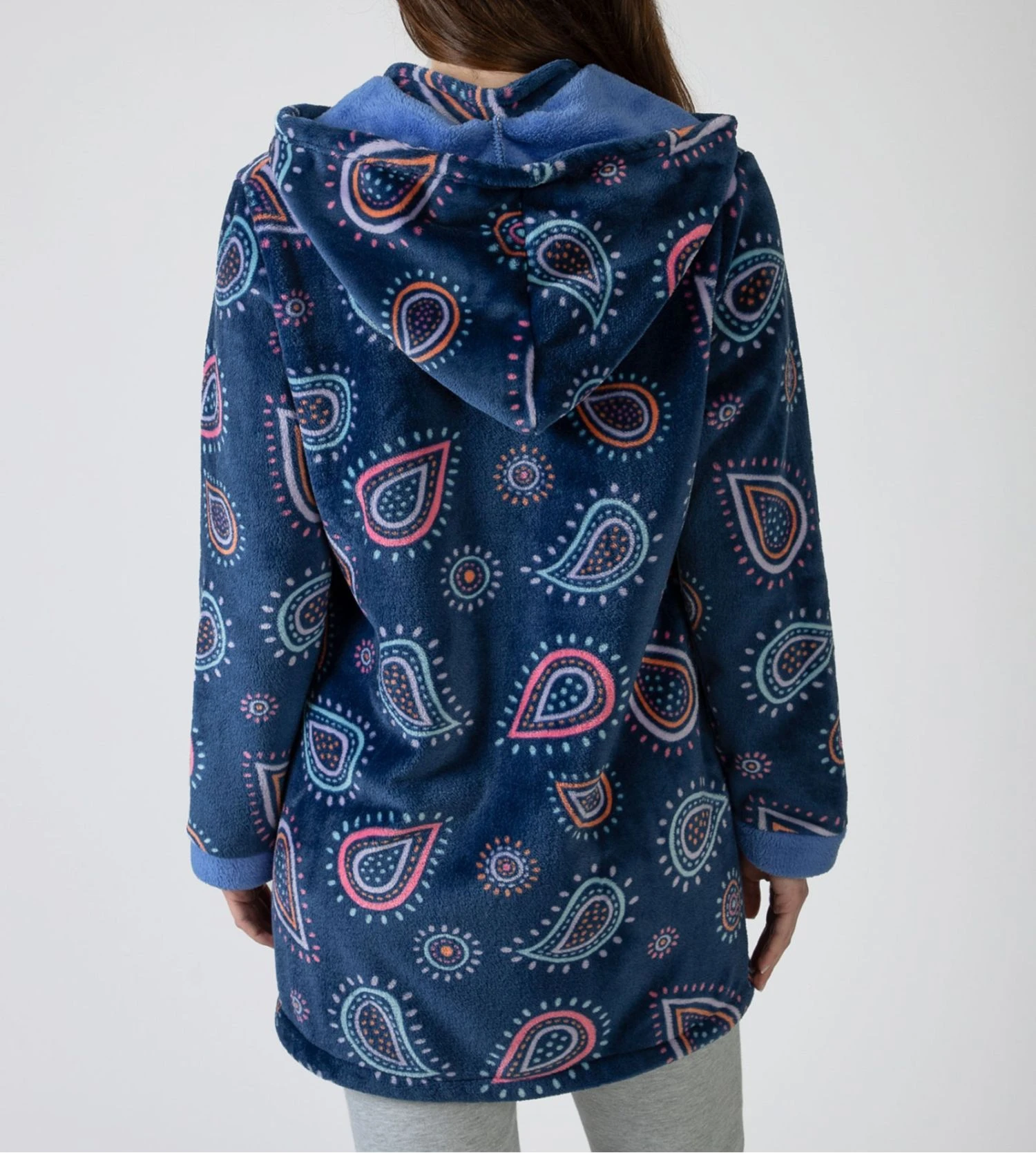 Veste Pilou Bleue à Capuche – Imprimé Fun et Coloré en Molleton Douillet Style Cocooning 6 Veste Pilou Bleue à Capuche – Imprimé Fun et Coloré en Molleton Douillet Style Cocooning – Image 4