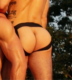 Jockstrap WOH Sexy Fun Noir – Sous-vêtement Homme avec Ouverture Horizontale HO1 -Lingerie Sipp woh sexy fun jockstrap noir 4